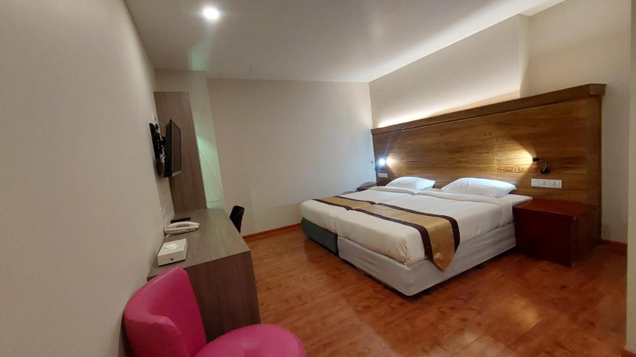 Hotel Grand Galaxy Янгон Экстерьер фото