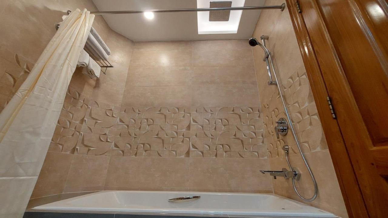 Hotel Grand Galaxy Янгон Экстерьер фото